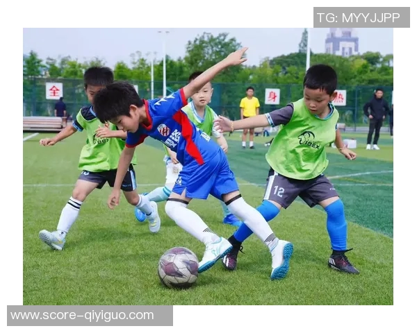 广东恒大足球壁纸精选展示为您带来视觉盛宴与足球激情的完美结合 广东恒大足球壁纸精选展示为您带来视觉盛宴与足球激情的完美结合